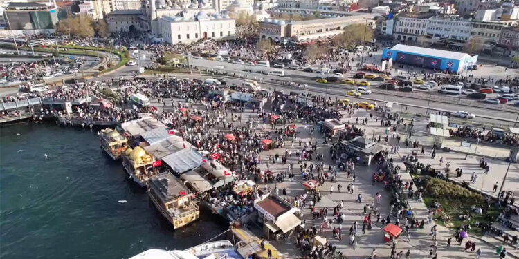 Bayramı İstanbul'da geçirenler Eminönü'ne akın etti