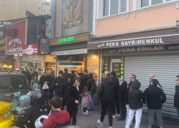 Beyoğlu'nda ilk iftar öncesi pide kuyruğu