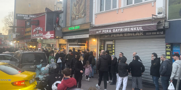 Beyoğlu'nda ilk iftar öncesi pide kuyruğu