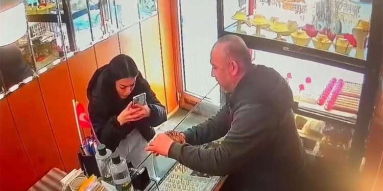 Beyoğlu'nda kuyumcudan altın taç çalan kadın kamerada