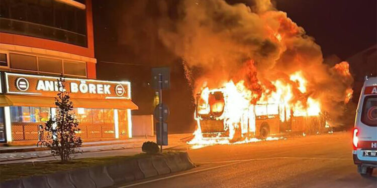 Büyükçekmece'de park halindeki İETT otobüsünde yangın