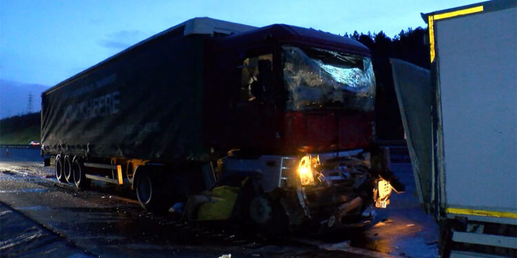Çekmeköy'de kamyon ile iki TIR'ın karıştığı kazada 2 kişi yaralandı