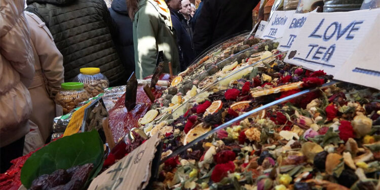 Eminönü'nde iftar alışverişi yoğunluğu