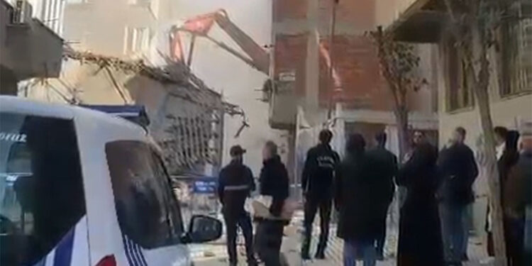 Esenler'de kontrollü yıkım sırasında hasar alan 2 bina tahliye edildi