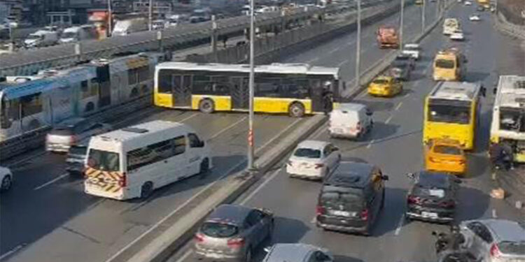 Esenyurt'ta İETT otobüsü kaza yaptı