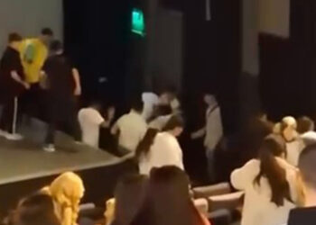 Rapçi Emirhan Çakal'ın hayran buluşmasında tekmeli yumruklu kavga