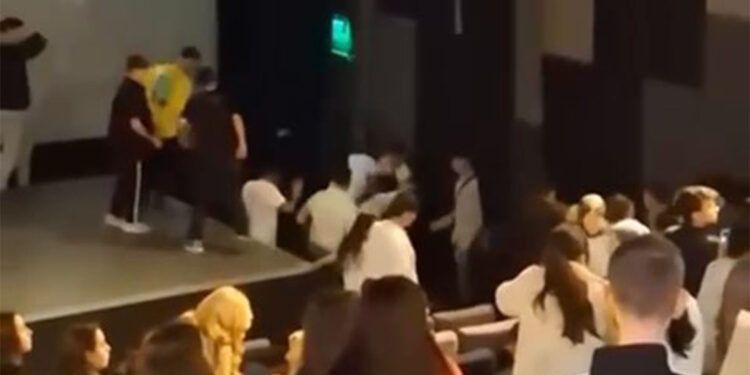 Rapçi Emirhan Çakal'ın hayran buluşmasında tekmeli yumruklu kavga 