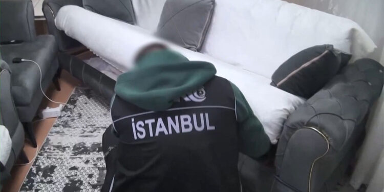 Güney Amerika ülkelerinden getirdikleri kokaini satamadan yakalandılar