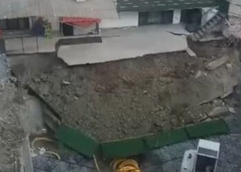 Güngören'de 6 katlı binanın yanında toprak kayması