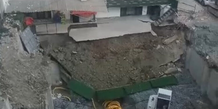 Güngören'de 6 katlı binanın yanında toprak kayması