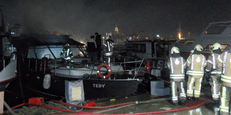 Haliç'te tekne alev alev yandı