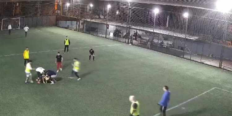 İstanbul'da halı saha maçı sırasında fenalaşan 2 genç hayatını kaybetti