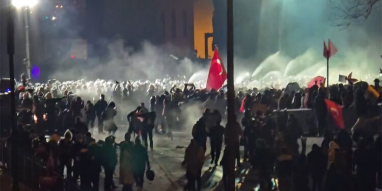 İstanbul'da çok sayıda kişi gözaltına alındı