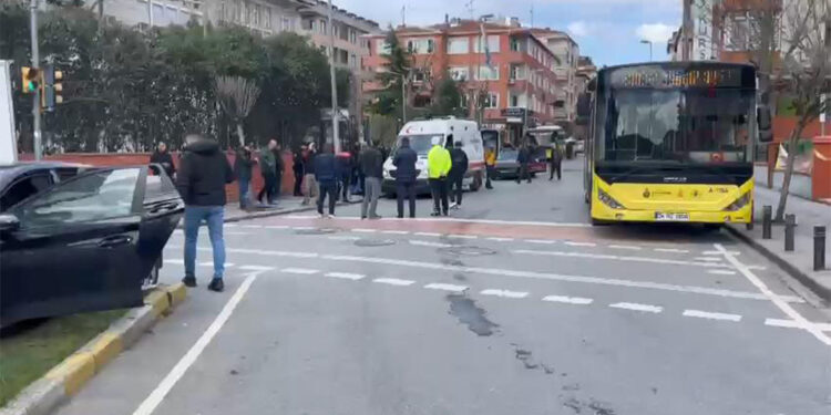 Küçükçekmece'de otomobile silahlı saldırı