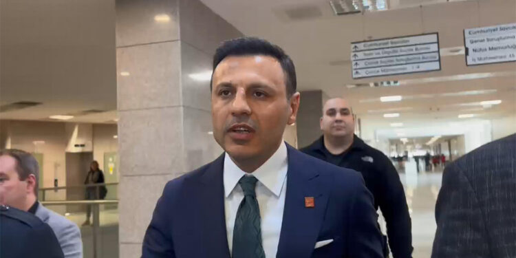 Özgür Çelik 'Polise mukavemet' soruşturmasında ifade için adliyeye geldi