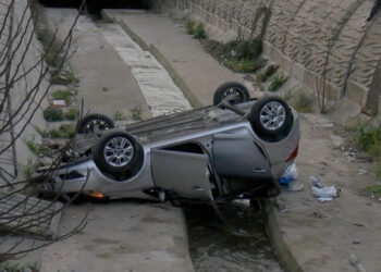 Pendik'te otomobil dereye uçtu