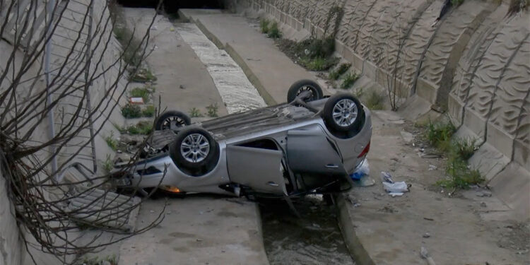 Pendik'te otomobil dereye uçtu