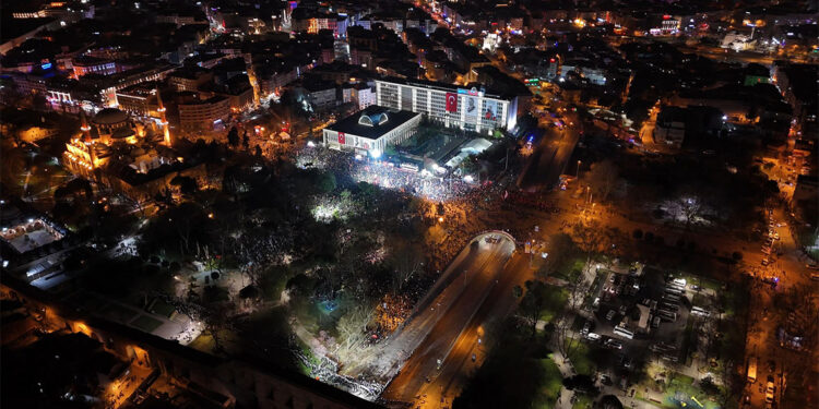 İBB önündeki hareketlilik havadan görüntülendi