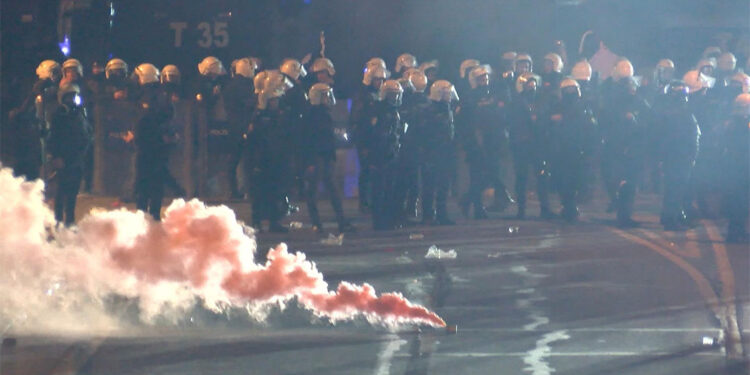 Saraçhane'deki gösteriye polis gaz kullanarak müdahalede bulundu