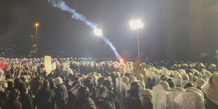 Saraçhane'de Ekrem İmamoğlu gösterisine biber gazlı müdahale