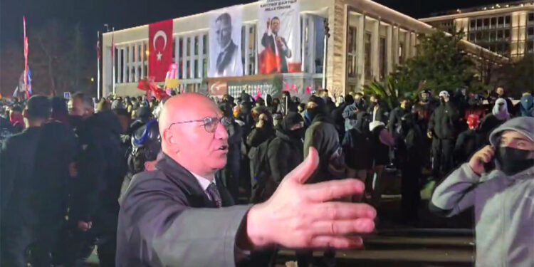 Saraçhane'de, polis biber gazı ile müdahale etti