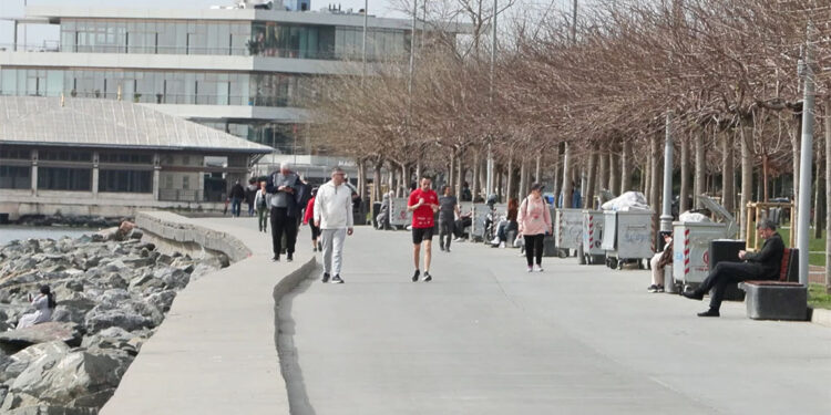 Sıcak havayı fırsat bilen İstanbullular sahillere akın etti