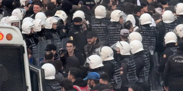 Şişli'de yürüyüş yapmak isteyen gruptakiler gözaltına alındı