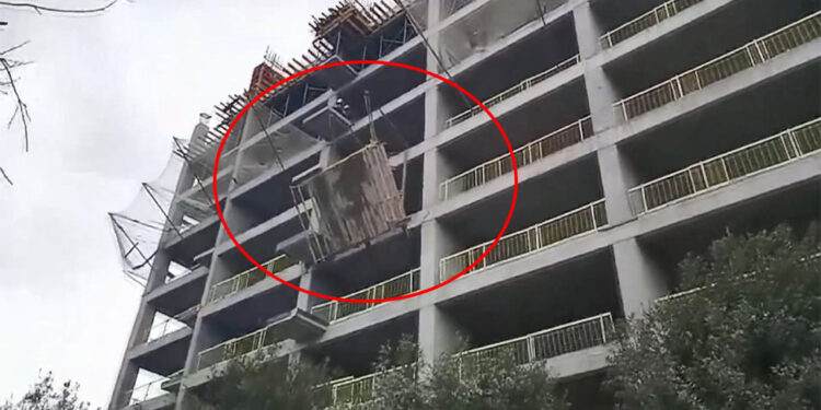 7 katlı inşaatın 5'inci katındaki iskele çöktü; 2 işçi ağır yaralandı