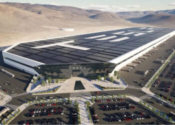 Tesla bayisinde çıkan yangında 17 otomobil kullanılamaz hale geldi