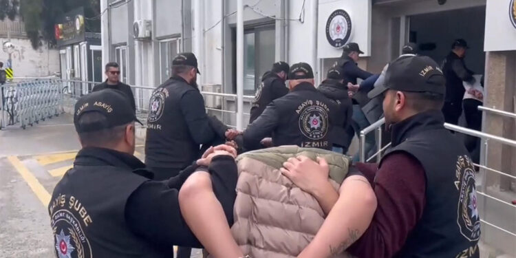 Kocasını kızının nişanlısına öldürttü