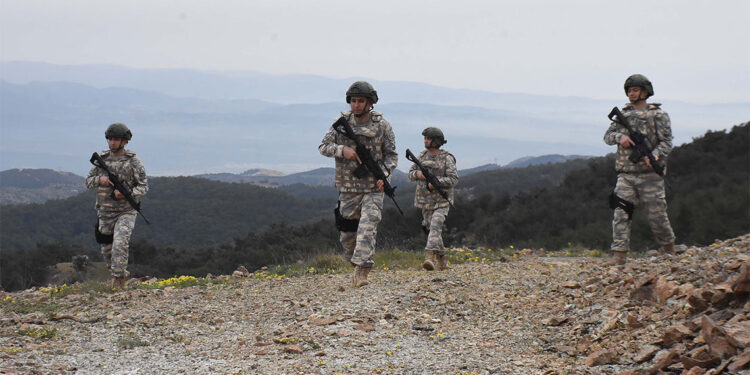 Mehmetçik bayramı ailelerinden uzakta nöbet tutarak geçiriyor