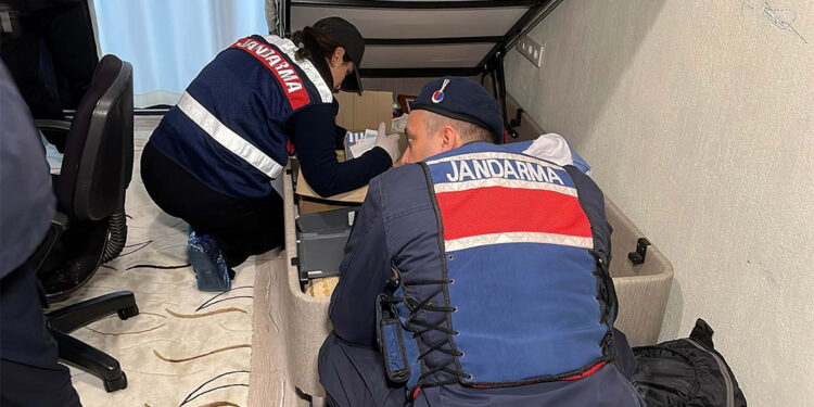 İzmir merkezli 11 ilde DHKP-C operasyonu; 30 gözaltı