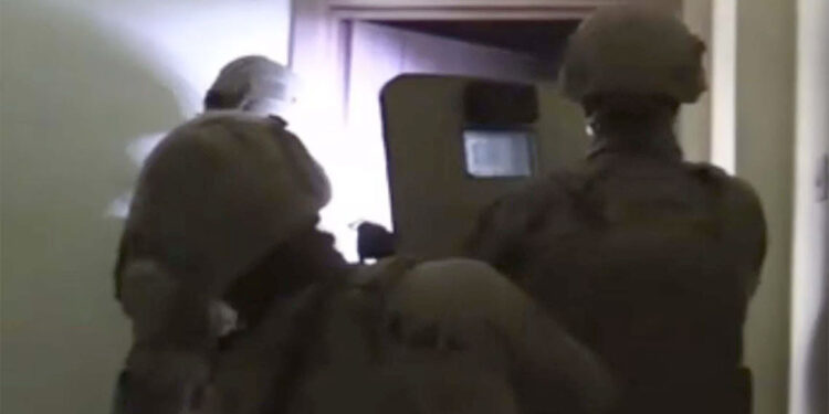 İzmir'de FETÖ/PDY operasyonu: 8 gözaltı