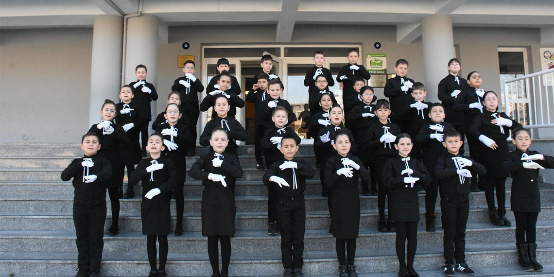 İzmir'de Urla Atatürk İlkokulu 3-B sınıfı öğrencileri, 3 aylık eğitimin ardından İstiklal Marşı'nın 12 Mart’ta kabul edilişinin 104'üncü yılı dolayısıyla, İstiklal Marşı'nı işaret dili ile okumayı öğrendi.