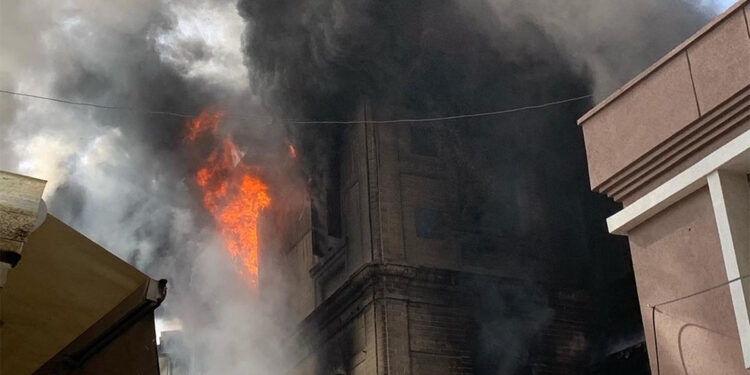 Kemeraltı Çarşısı'nda iş yerinde çıkan yangın söndürüldü