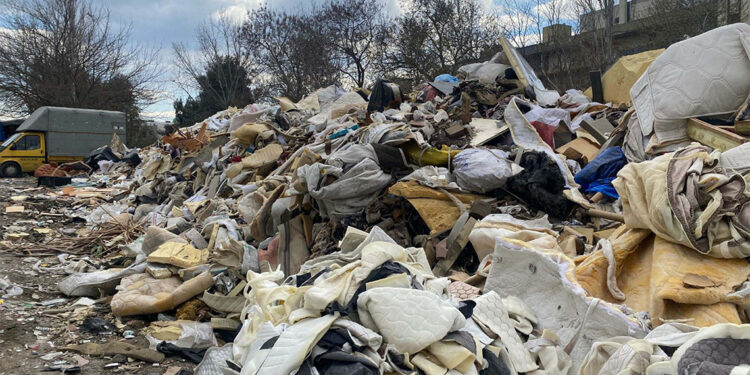 Sanayi sitesinde çöp yığınları oluştu