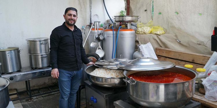 İftar yemeği düzenleyen imam, toplumu bir araya getirdi