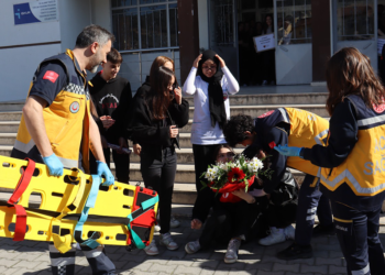 İhbara giden sağlık ekiplerine sürpriz kutlama