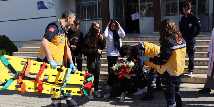 İhbara giden sağlık ekiplerine sürpriz kutlama