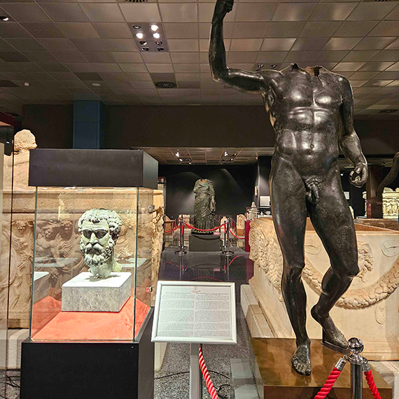 İmparator Septimius Severus heykeli, başına kavuştu