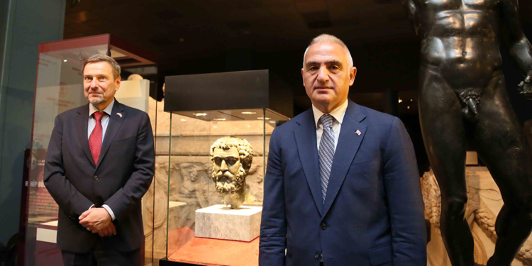 İmparator Septimius Severus heykeli, başına kavuştu