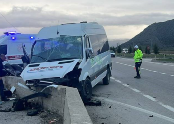 İşçileri taşıyan minibüs beton bariyere çarptı; 21 yaralı