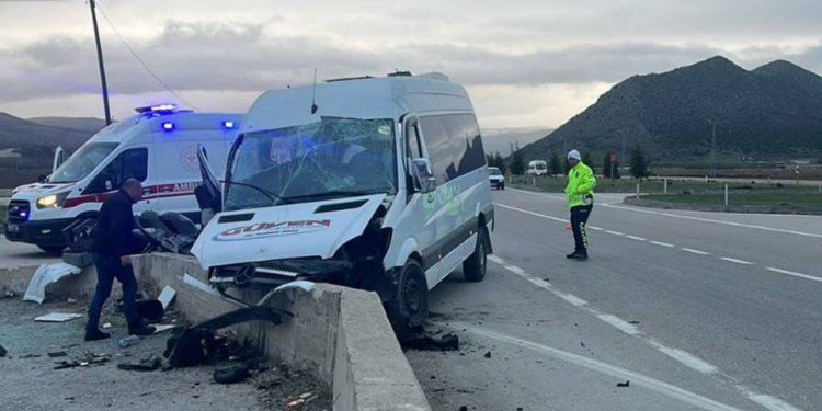 İşçileri taşıyan minibüs beton bariyere çarptı; 21 yaralı
