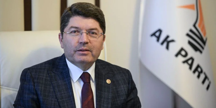 İşgalci İsrail'i şiddetle lanetliyor ve kınıyorum