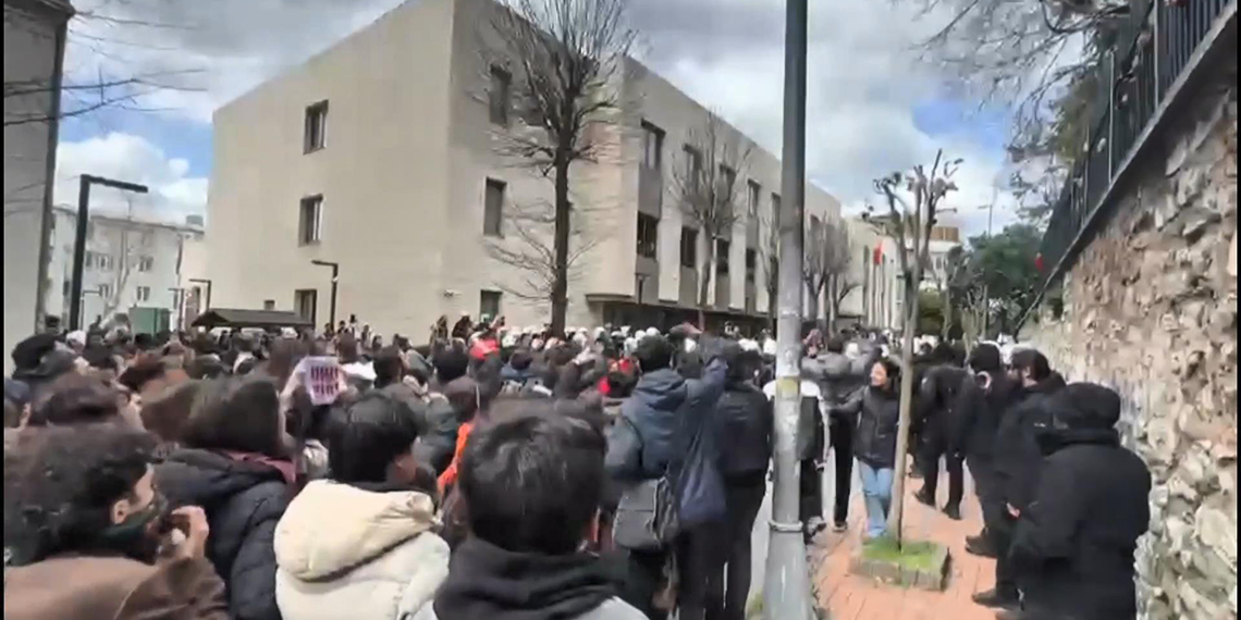 İstanbul Büyükşehir Belediyesi (İBB) Başkanı Ekrem İmamoğlu’nun diplomasının iptal edilmesinin ardından İstanbul Üniversitesi'nde öğrenciler ayağa kalktı.