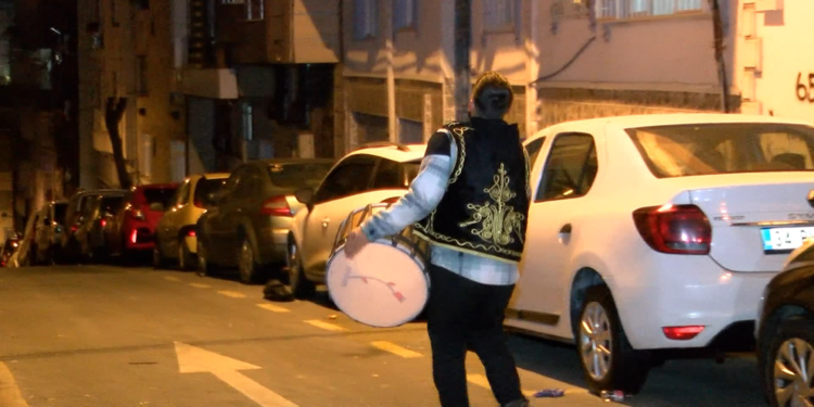 İstanbul'da ramazanın ilk sahurunda davulcular sokağa indi