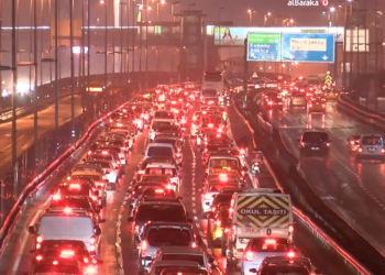 İstanbul'da trafik yoğunluğu gece de sürdü