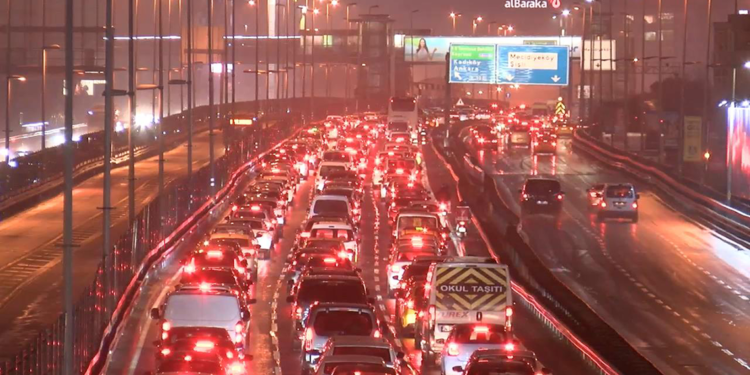 İstanbul'da trafik yoğunluğu gece de sürdü