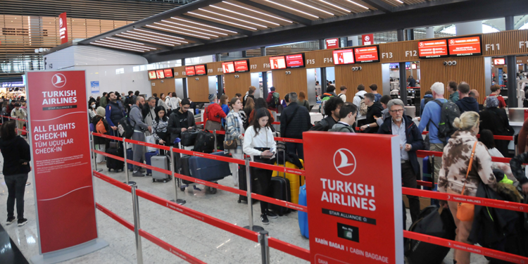 İstanbul'daki havalimanlarında bayram tatili yoğunluğu başladı