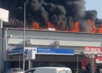 İzmir 4'üncü Sanayi Sitesi'nde yangın; alevler iş yerlerine sıçradı